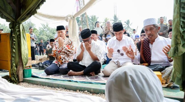 Gubernur Banten Andra Soni dan Wakil Gubernur Banten A.Dimyati Natakusumah saat Berziarah sekaligus melakukan peletakan batu pertama pembangunan kawasan ziarah Syekh Asnawi Caringin. Foto: Ist