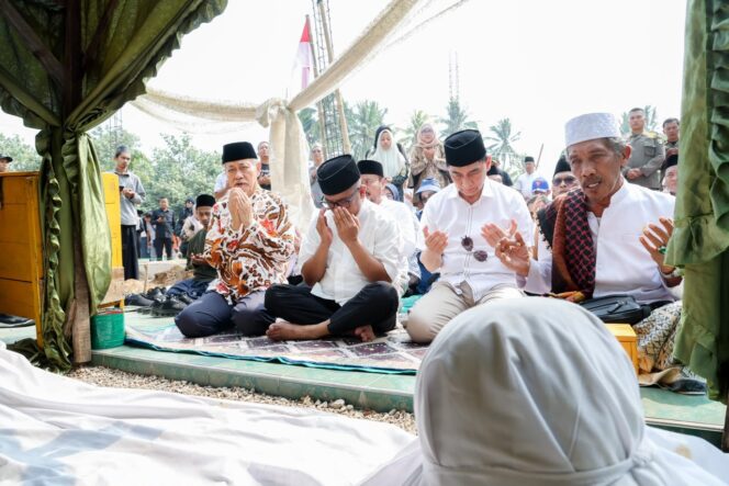 
 Gubernur Banten Andra Soni dan Wakil Gubernur Banten A.Dimyati Natakusumah saat Berziarah sekaligus melakukan peletakan batu pertama pembangunan kawasan ziarah Syekh Asnawi Caringin. Foto: Ist