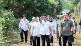 Gubernur Banten Andra Soni meninjau kondisi jalan di Kampung Buluh, Desa Cijaralang, Kecamatan Cimanggu, Kabupaten Pandeglang. Foto: Ist 
