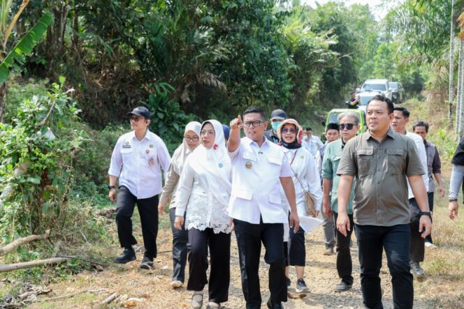 
 Gubernur Banten Andra Soni meninjau kondisi jalan di Kampung Buluh, Desa Cijaralang, Kecamatan Cimanggu, Kabupaten Pandeglang. Foto: Ist 