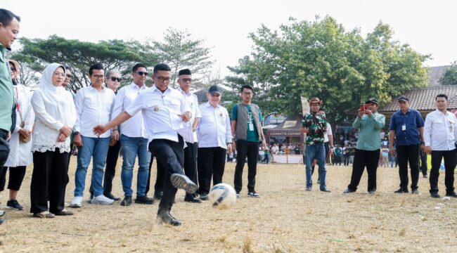 Gubernur Banten Andra Soni saat menghadiri Pesta Rakyat Cibaliung sekaligus menyaksikan pertandingan sepak bola Gubernur Cup di Alun-alun Kecamatan Cibaliung, Kabupaten Pandeglang. Foto: Ist