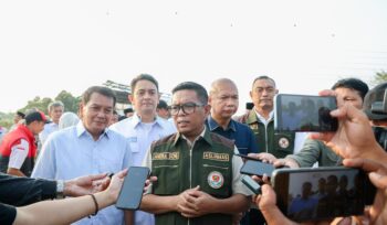 Gubernur Banten Andra Soni saat groundbreaking pembangunan budidaya ikan air tawar, dan pengelolaan kandang ayam yang dilaksanakan di Pusat Kawasan Agropolitan (Puskagro), Kampung Pisangan Talang, Desa Sarakan, Kecamatan Sepatan, Kabupaten Tangerang. Foto: Ist 