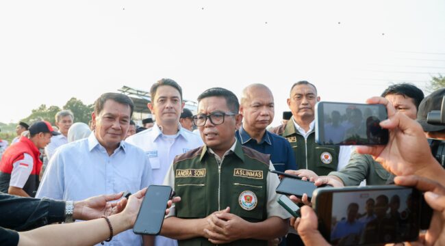 Gubernur Banten Andra Soni saat groundbreaking pembangunan budidaya ikan air tawar, dan pengelolaan kandang ayam yang dilaksanakan di Pusat Kawasan Agropolitan (Puskagro), Kampung Pisangan Talang, Desa Sarakan, Kecamatan Sepatan, Kabupaten Tangerang. Foto: Ist 