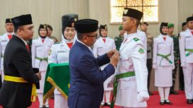 Gubernur Banten Andra Soni saat mengukuhkan anggota Pasukan Pengibar Bendera Pusaka (Paskibraka) Provinsi Banten Tahun 2026 di Pendopo Gubernur Banten, Kawasan Pusat Pemerintahan Provinsi Banten (KP3B), Curug, Kota Serang. Foto: Ist