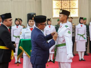 Gubernur Banten Andra Soni saat mengukuhkan anggota Pasukan Pengibar Bendera Pusaka (Paskibraka) Provinsi Banten Tahun 2026 di Pendopo Gubernur Banten, Kawasan Pusat Pemerintahan Provinsi Banten (KP3B), Curug, Kota Serang. Foto: Ist