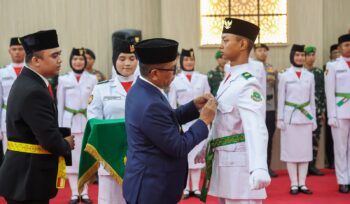 Gubernur Banten Andra Soni saat mengukuhkan anggota Pasukan Pengibar Bendera Pusaka (Paskibraka) Provinsi Banten Tahun 2026 di Pendopo Gubernur Banten, Kawasan Pusat Pemerintahan Provinsi Banten (KP3B), Curug, Kota Serang. Foto: Ist