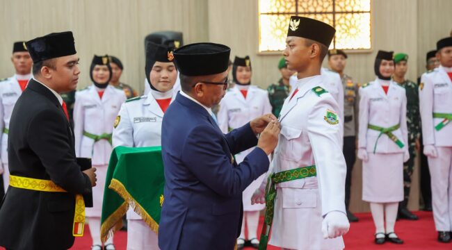 Gubernur Banten Andra Soni saat mengukuhkan anggota Pasukan Pengibar Bendera Pusaka (Paskibraka) Provinsi Banten Tahun 2026 di Pendopo Gubernur Banten, Kawasan Pusat Pemerintahan Provinsi Banten (KP3B), Curug, Kota Serang. Foto: Ist