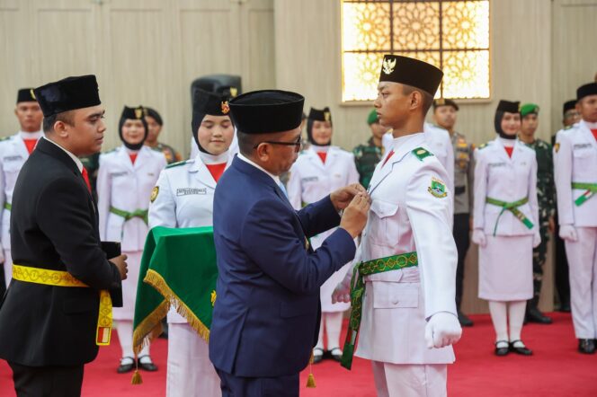 
 Gubernur Banten Andra Soni saat mengukuhkan anggota Pasukan Pengibar Bendera Pusaka (Paskibraka) Provinsi Banten Tahun 2026 di Pendopo Gubernur Banten, Kawasan Pusat Pemerintahan Provinsi Banten (KP3B), Curug, Kota Serang. Foto: Ist