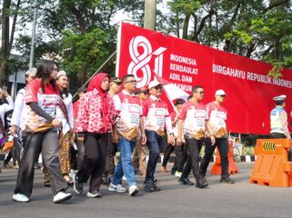 Gubernur Banten Andra Soni Didampingi Wali Kota Tangerang Sachrudin saat Kirab HUT RI Ke-81. Foto: Ist