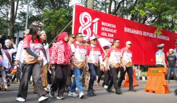 Gubernur Banten Andra Soni Didampingi Wali Kota Tangerang Sachrudin saat Kirab HUT RI Ke-81. Foto: Ist