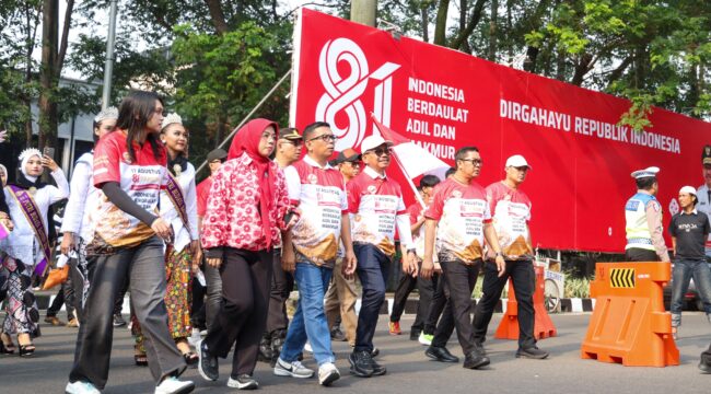 Gubernur Banten Andra Soni Didampingi Wali Kota Tangerang Sachrudin saat Kirab HUT RI Ke-81. Foto: Ist
