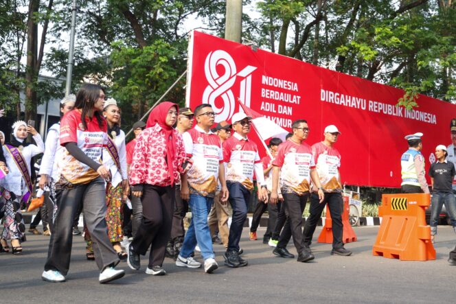 
 Gubernur Banten Andra Soni Didampingi Wali Kota Tangerang Sachrudin saat Kirab HUT RI Ke-81. Foto: Ist