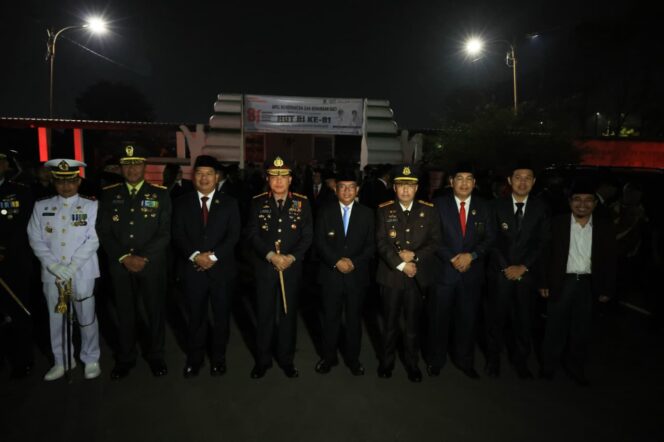 
 Gubernur Banten Andra Soni bersama Forkopimda Provinsi Banten saat mengikuti Apel Kehormatan dan Renungan Suci (AKRS) dalam rangka memperingati HUT Kemerdekaan Republik Indonesia ke-81 di Taman Makam Pahlawan (TMP) Kota Serang. Foto: Ist