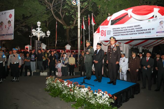 
 Gubernur Banten Andra Soni saat mengikuti Upacara Taptu dan Pawai Obor dalam rangka memperingati HUT ke-81 Kemerdekaan Republik Indonesia Tingkat Provinsi Banten di depan Gedung Negara Provinsi Banten, Kota Serang. Foto: Ist