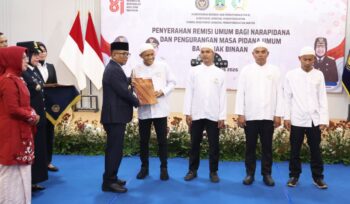 Gubernur Banten Andra Soni pada Penyerahan Remisi Umum bagi Narapidana dan Pengurangan Masa Pidana Umum Bagi Anak Binaan dalam rangka HUT ke-81 Kemerdekaan Republik Indonesia di Lembaga Pemasyarakatan Kelas IIA, Kota Serang. Foto: Ist