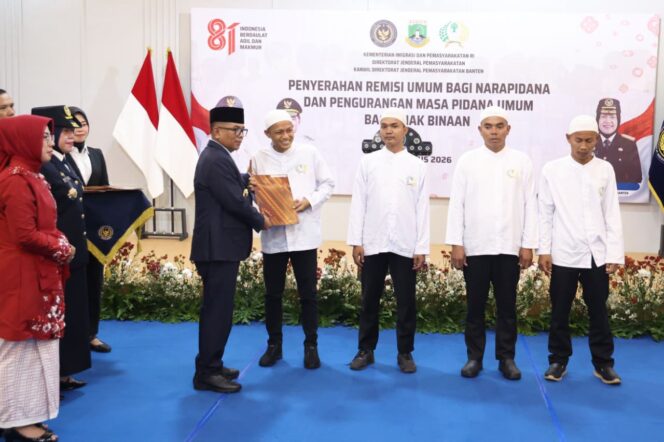 
 Gubernur Banten Andra Soni pada Penyerahan Remisi Umum bagi Narapidana dan Pengurangan Masa Pidana Umum Bagi Anak Binaan dalam rangka HUT ke-81 Kemerdekaan Republik Indonesia di Lembaga Pemasyarakatan Kelas IIA, Kota Serang. Foto: Ist