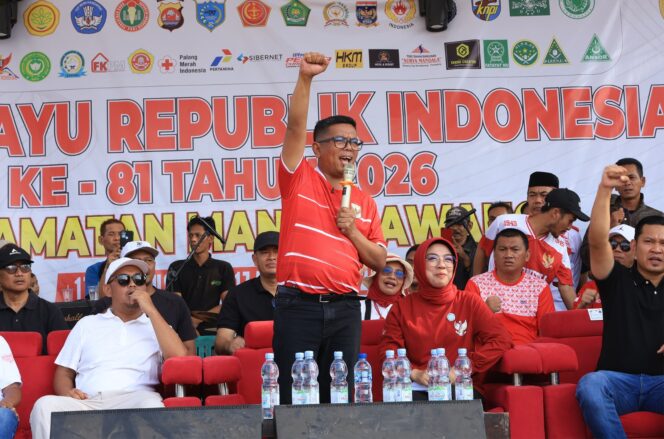 
 Gubernur Banten Andra Soni menyapa ribuan warga yang antusias menyaksikan laga final pertandingan sepak bola antar kampung atau tarkam antara Desa Mandalawangi dan Desa Pari Kecamatan Mandalawangi Pandeglang. Foto: Ist 