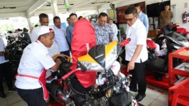 Gubernur Banten Andra Soni saat melihat Praktek  Vokasi siswa SMK siap Kerja. Foto: Ist