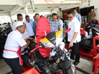 Gubernur Banten Andra Soni saat melihat Praktek  Vokasi siswa SMK siap Kerja. Foto: Ist