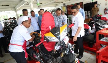Gubernur Banten Andra Soni saat melihat Praktek  Vokasi siswa SMK siap Kerja. Foto: Ist