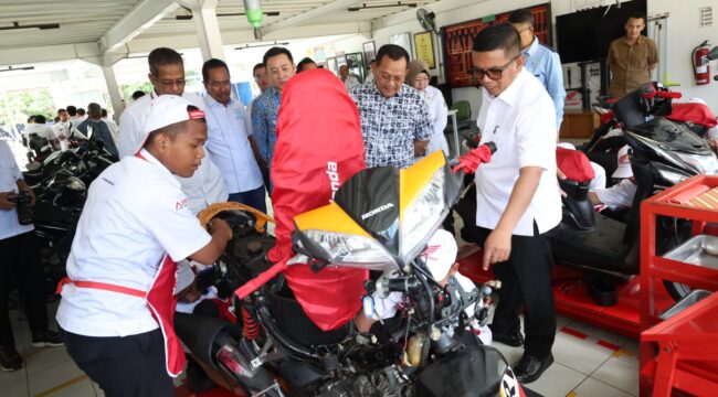 Gubernur Banten Andra Soni saat melihat Praktek  Vokasi siswa SMK siap Kerja. Foto: Ist