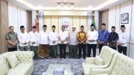 Gubernur Banten Andra Soni saat menerima audiensi ketua PWNU Provinsi Banten Hafis Gunawan yang didampingi oleh Sekretaris Daerah Provinsi Banten Deden Apriandhi serta jajaran pengurus PWNU di kantor Gubernur Banten, Serpong, Kota Tangerang Selatan (Tangsel). Foto: Ist