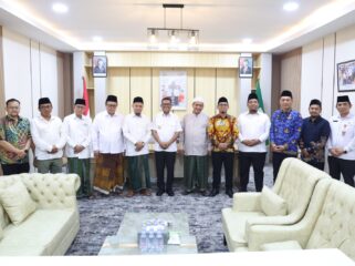 Gubernur Banten Andra Soni saat menerima audiensi ketua PWNU Provinsi Banten Hafis Gunawan yang didampingi oleh Sekretaris Daerah Provinsi Banten Deden Apriandhi serta jajaran pengurus PWNU di kantor Gubernur Banten, Serpong, Kota Tangerang Selatan (Tangsel). Foto: Ist