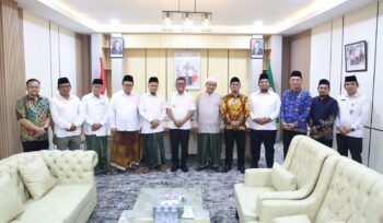 Gubernur Banten Andra Soni saat menerima audiensi ketua PWNU Provinsi Banten Hafis Gunawan yang didampingi oleh Sekretaris Daerah Provinsi Banten Deden Apriandhi serta jajaran pengurus PWNU di kantor Gubernur Banten, Serpong, Kota Tangerang Selatan (Tangsel). Foto: Ist