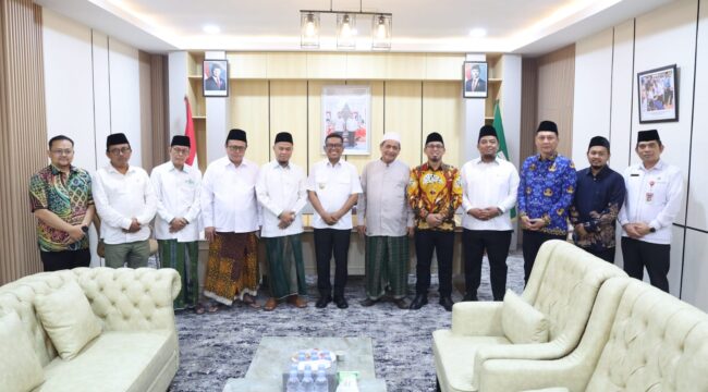 Gubernur Banten Andra Soni saat menerima audiensi ketua PWNU Provinsi Banten Hafis Gunawan yang didampingi oleh Sekretaris Daerah Provinsi Banten Deden Apriandhi serta jajaran pengurus PWNU di kantor Gubernur Banten, Serpong, Kota Tangerang Selatan (Tangsel). Foto: Ist