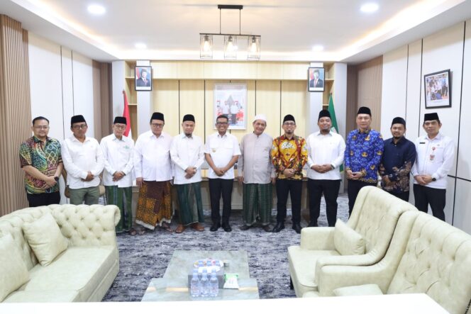
 Gubernur Banten Andra Soni saat menerima audiensi ketua PWNU Provinsi Banten Hafis Gunawan yang didampingi oleh Sekretaris Daerah Provinsi Banten Deden Apriandhi serta jajaran pengurus PWNU di kantor Gubernur Banten, Serpong, Kota Tangerang Selatan (Tangsel). Foto: Ist