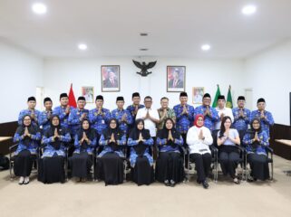 Gubernur Banten Andra Soni saat melepas 16 kontingen KORPRI yang akan mengikuti MTQ KORPRI Ke-VIII Tingkat Nasional di kantor Gubernur Banten, Serpong, Kota Tangerang Selatan (Tangsel),. Foto: Ist
