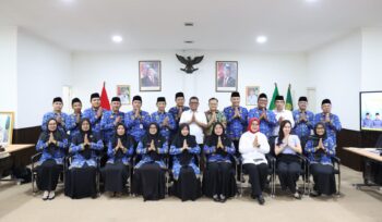 Gubernur Banten Andra Soni saat melepas 16 kontingen KORPRI yang akan mengikuti MTQ KORPRI Ke-VIII Tingkat Nasional di kantor Gubernur Banten, Serpong, Kota Tangerang Selatan (Tangsel),. Foto: Ist