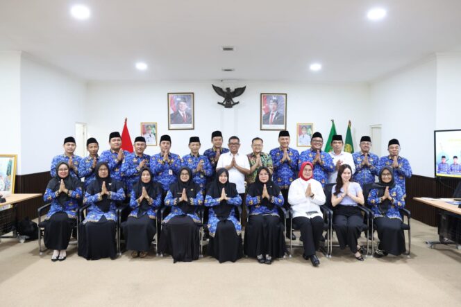 
 Gubernur Banten Andra Soni saat melepas 16 kontingen KORPRI yang akan mengikuti MTQ KORPRI Ke-VIII Tingkat Nasional di kantor Gubernur Banten, Serpong, Kota Tangerang Selatan (Tangsel),. Foto: Ist