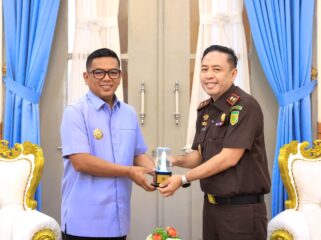 Gubernur Banten Andra Soni menyambut Kepala Kejaksaan Tinggi (Kajati) Banten yang baru Hery Hermanus Horo di Gedung Negara Provinsi Banten. Foto: Ist