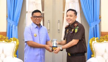 Gubernur Banten Andra Soni menyambut Kepala Kejaksaan Tinggi (Kajati) Banten yang baru Hery Hermanus Horo di Gedung Negara Provinsi Banten. Foto: Ist