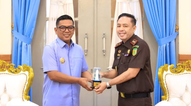 Gubernur Banten Andra Soni menyambut Kepala Kejaksaan Tinggi (Kajati) Banten yang baru Hery Hermanus Horo di Gedung Negara Provinsi Banten. Foto: Ist