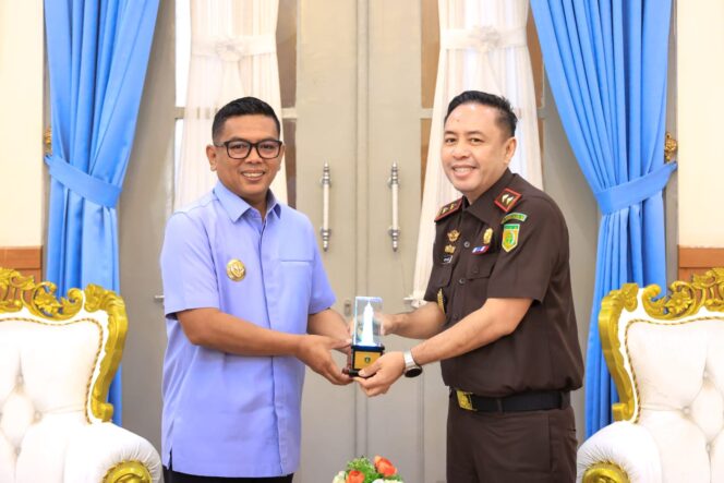 
 Gubernur Banten Andra Soni menyambut Kepala Kejaksaan Tinggi (Kajati) Banten yang baru Hery Hermanus Horo di Gedung Negara Provinsi Banten. Foto: Ist