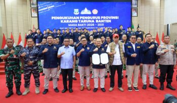 Gubernur Banten Andra Soni saat melakukan pengukuhan Pengurus Provinsi Karang Taruna Banten masa bakti 2026-2031 di Kawasan Pusat Pemerintahan Provinsi Banten (KP3B), Curug, Kota Serang. Foto: Ist