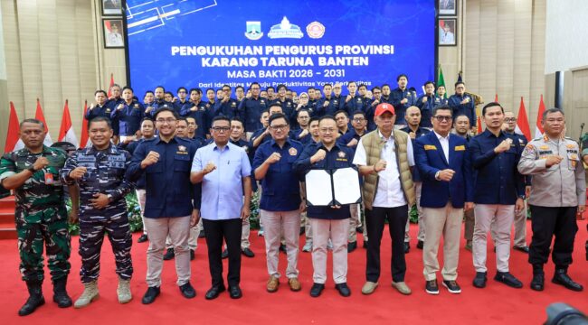 Gubernur Banten Andra Soni saat melakukan pengukuhan Pengurus Provinsi Karang Taruna Banten masa bakti 2026-2031 di Kawasan Pusat Pemerintahan Provinsi Banten (KP3B), Curug, Kota Serang. Foto: Ist