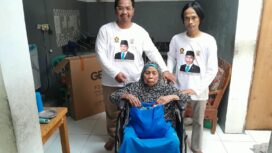 Ketua Harian DPP Partai Gerindra, Sufmi Dasco Ahmad melalui Wakil Sekretaris DPD Gerindra Provinsi Banten, Ade Yunus menyerahkan bantuan Kursi Roda kepada lansia di Tangerang. Foto: TangerangPos 