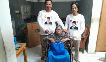 Ketua Harian DPP Partai Gerindra, Sufmi Dasco Ahmad melalui Wakil Sekretaris DPD Gerindra Provinsi Banten, Ade Yunus menyerahkan bantuan Kursi Roda kepada lansia di Tangerang. Foto: TangerangPos 