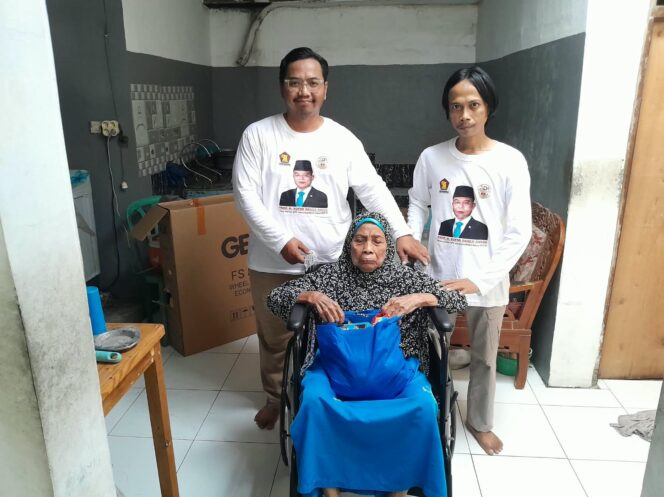 
 Ketua Harian DPP Partai Gerindra, Sufmi Dasco Ahmad melalui Wakil Sekretaris DPD Gerindra Provinsi Banten, Ade Yunus menyerahkan bantuan Kursi Roda kepada lansia di Tangerang. Foto: TangerangPos 
