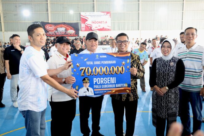 
 Gubernur Banten Andra Soni Didampingi Kadis Pendidikan Jamaluddin dan dihadiri Ketua KONI Banten Agus Rasyid, Ketua Asosiasi Futsal Provinsi Banten Awal Pasenggong saat pembukaan Porseni Futsal Piala Gubernur Banten. Foto: Ist