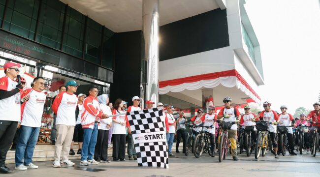 Gubernur Banten Andra Soni saat melepas ratusan peserta Gowes Merdeka 2026 di halaman Kantor Wali Kota Tangerang Selatan (Tangsel). Foto: Ist