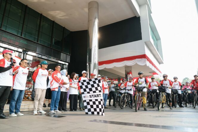 
 Gubernur Banten Andra Soni saat melepas ratusan peserta Gowes Merdeka 2026 di halaman Kantor Wali Kota Tangerang Selatan (Tangsel). Foto: Ist