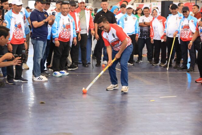 
 Gubernur Banten Andra Soni secara resmi membuka Kejuaraan Nasional (Kejurnas) Hoki Ruangan (Indoor) 2026 di GOR Nambo Jaya Sport Center, Kota Tangerang. Foto: Ist