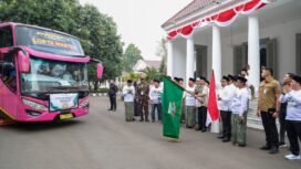Gubernur Banten Andra Soni saat melepas delegasi Pengurus Wilayah Nahdlatul Ulama (PWNU) Provinsi Banten untuk mengikuti Muktamar Ke-35 Nahdlatul Ulama (NU) di Tambakberas, Jombang, Jawa Timur. Pelepasan dilakukan di Gedung Negara Provinsi Banten, Kota Serang. Foto: Ist