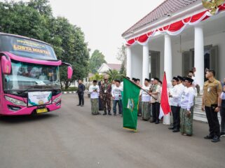 Gubernur Banten Andra Soni saat melepas delegasi Pengurus Wilayah Nahdlatul Ulama (PWNU) Provinsi Banten untuk mengikuti Muktamar Ke-35 Nahdlatul Ulama (NU) di Tambakberas, Jombang, Jawa Timur. Pelepasan dilakukan di Gedung Negara Provinsi Banten, Kota Serang. Foto: Ist