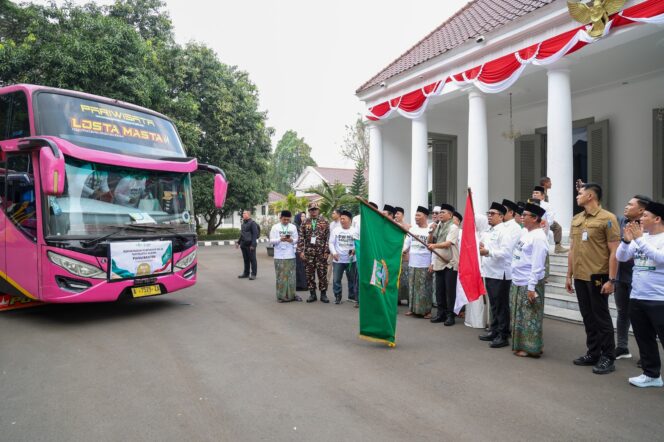 
 Gubernur Banten Andra Soni saat melepas delegasi Pengurus Wilayah Nahdlatul Ulama (PWNU) Provinsi Banten untuk mengikuti Muktamar Ke-35 Nahdlatul Ulama (NU) di Tambakberas, Jombang, Jawa Timur. Pelepasan dilakukan di Gedung Negara Provinsi Banten, Kota Serang. Foto: Ist