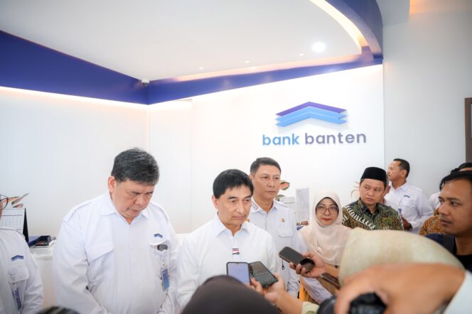 
 Direktur Utama Bank Banten Muhammad Busthami damping Wagub Banten Dimyati Natakusumah saat Peresmian sekaligus relokasi Kantor Cabang Pandeglang. Foto: Ist